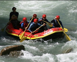 momento técnico en el rafting en el río 